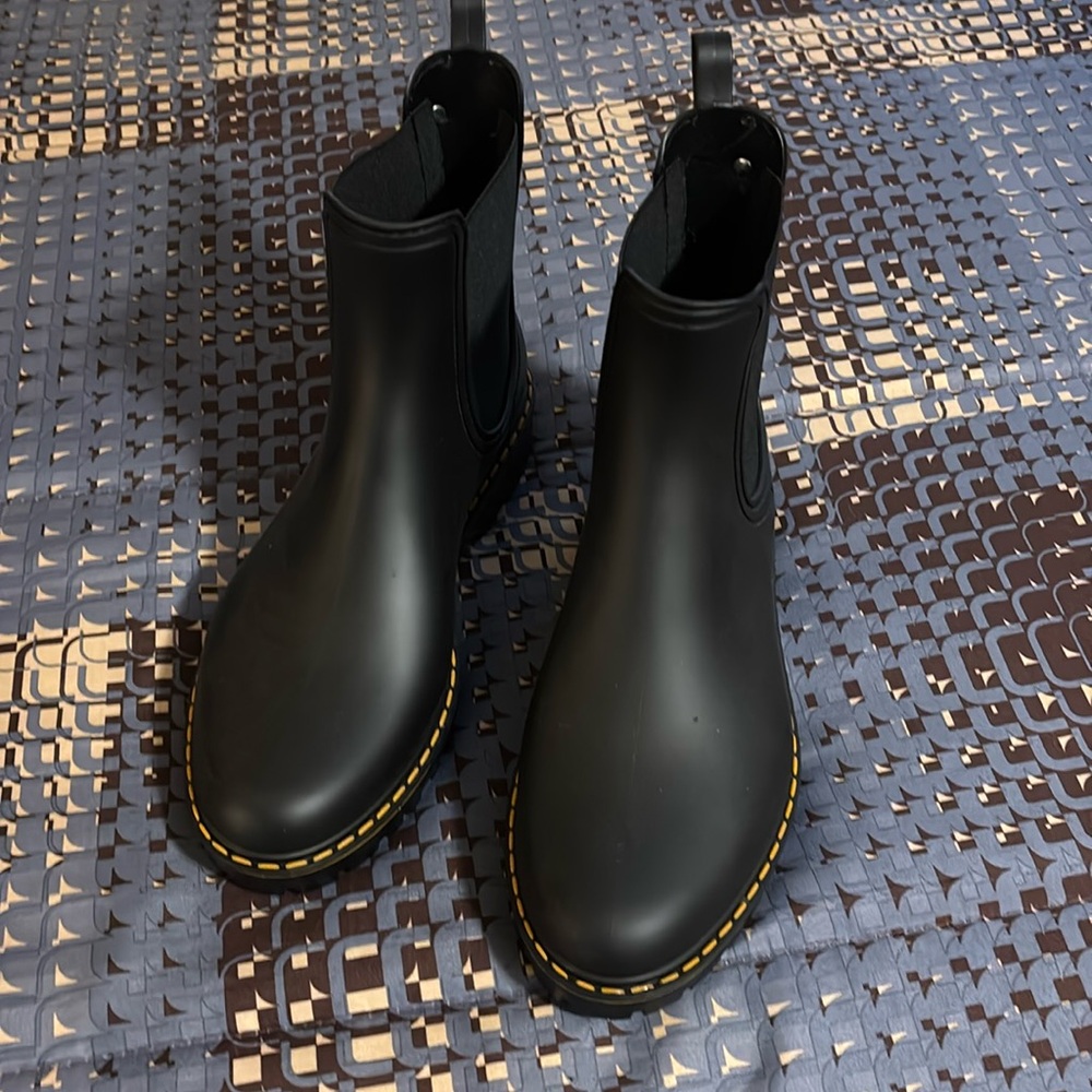Women’s sz 38 black Igor rain boots NWOT